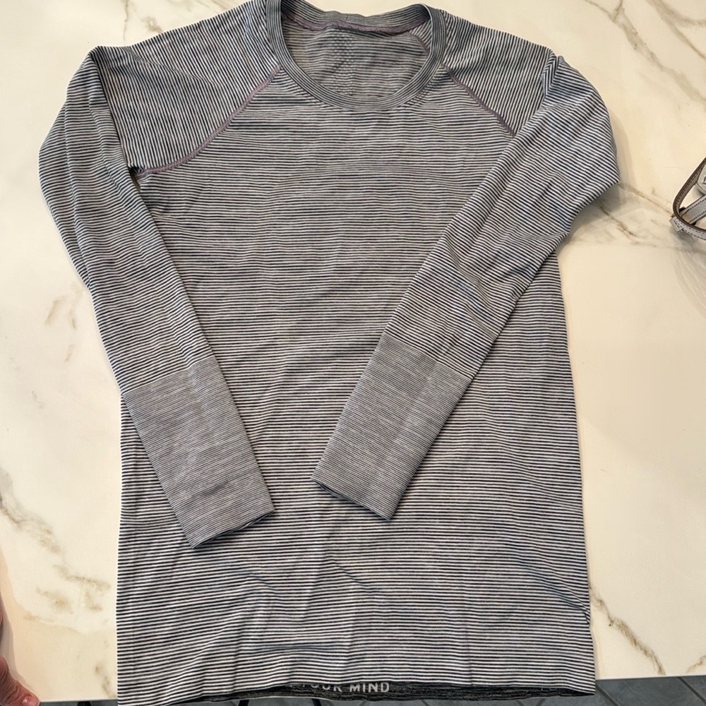 Lululemon Athletica Gray Long Sleeve Slim Fit Tee